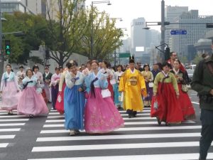 王様を囲んで皆、優雅な表情